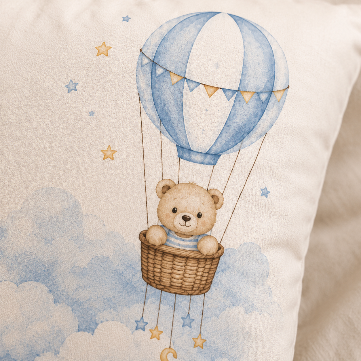 Coussin personnalisé prénom bébé – Montgolfière & Nuages