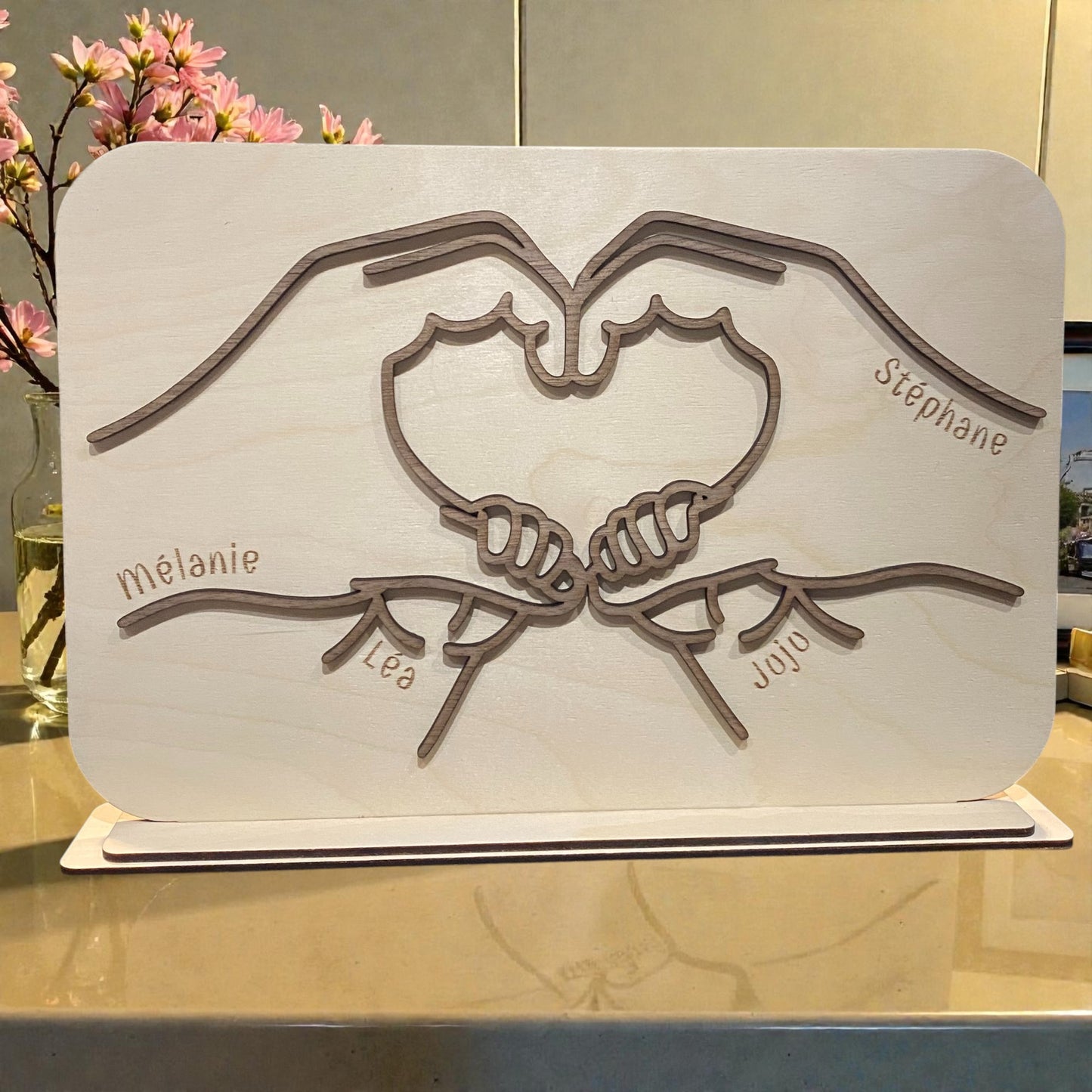 Cadre personnalisé famille avec mains formant un cœur