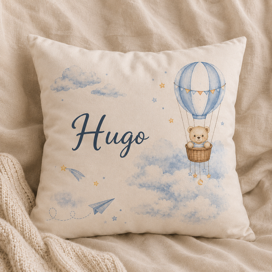 Coussin personnalisé prénom bébé – Montgolfière & Nuages