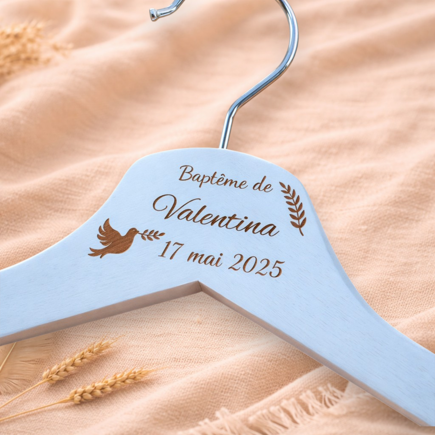 Ceintre personnalisé baptême en bois – Prénom et date gravés