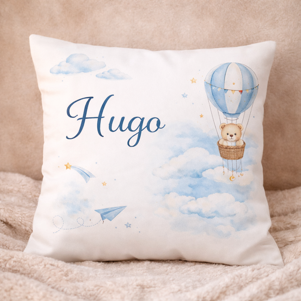 Coussin personnalisé prénom bébé – Montgolfière & Nuages