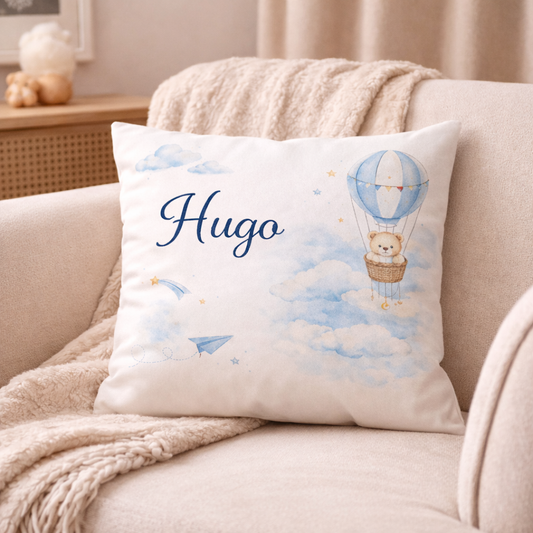Coussin personnalisé prénom bébé – Montgolfière & Nuages