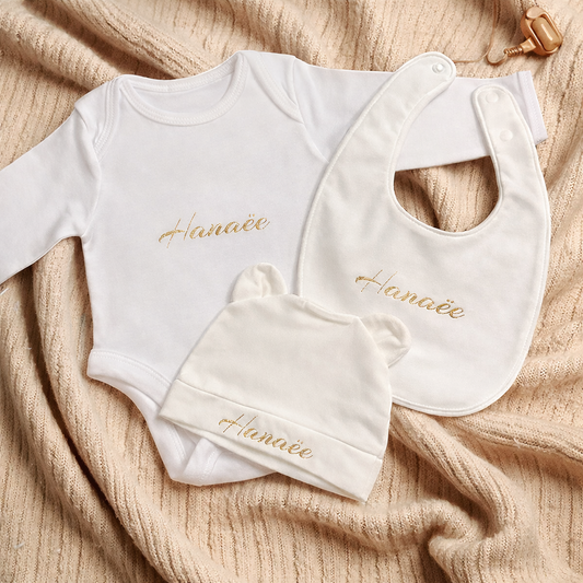 Ensemble bébé personnalisé 3 pièces – Body, bavoir et bonnet